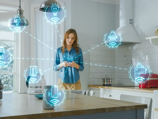 smart-home-technik-haus-bedienen-menschen-handy-geraet-02