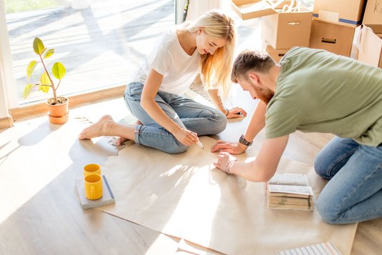 menschen-gemischt-Paar-grundrisse-zeichnen-malen