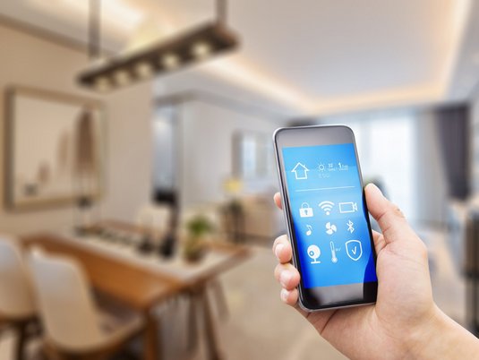 smart-home-technik-haus-bedienen-menschen-handy-geraet-01
