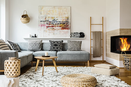 Wohnzimmer-Kamin-Teppich-Inneneinrichtung Wohlfühlatmosphäre