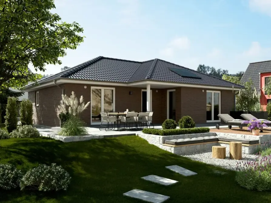 Der Winkelbungalow 108 in der Variante Klinker mit Blick auf den Garten und Terrasse