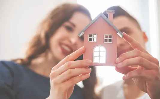 menschen-gemischt-paar-haelt-haus